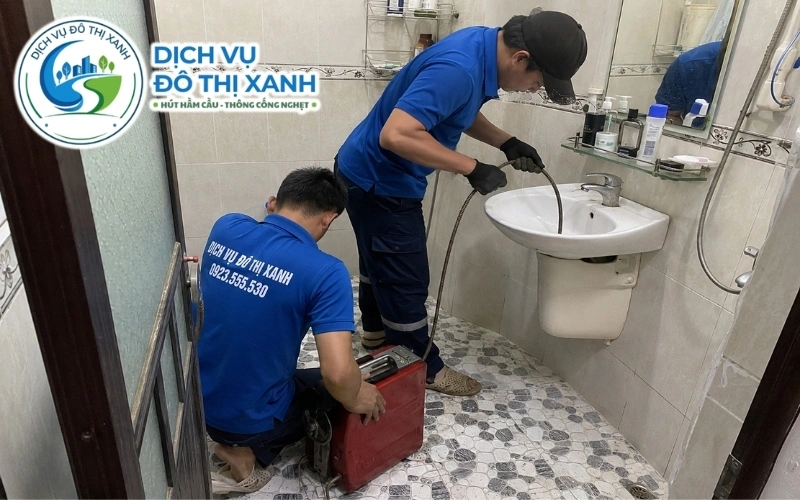 Nhân viên Đô Thị Xanh lắp và kiểm tra bẫy mỡ cho bếp ăn tại Châu Thành