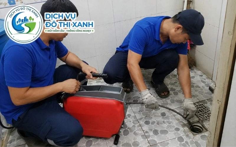 Nhân viên Đô Thị Xanh lắp van chặn triều cho sạp chợ ven sông tại Trà Ôn
