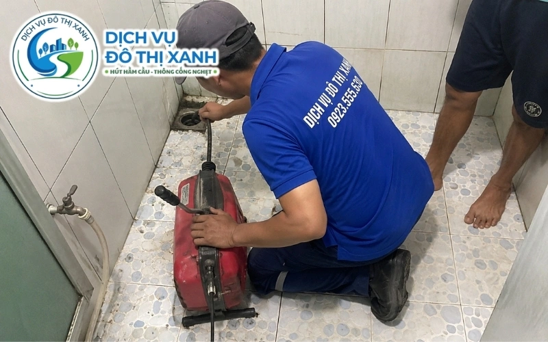 Nhân viên lắp van một chiều và bịt kín hố ga tại nhà ven sông xã Vàm Cỏ