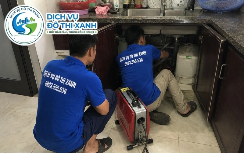 Kỹ thuật viên lắp van một chiều chặn nước sông Hậu tràn ngược vào cống nhà tại Trà Ôn
