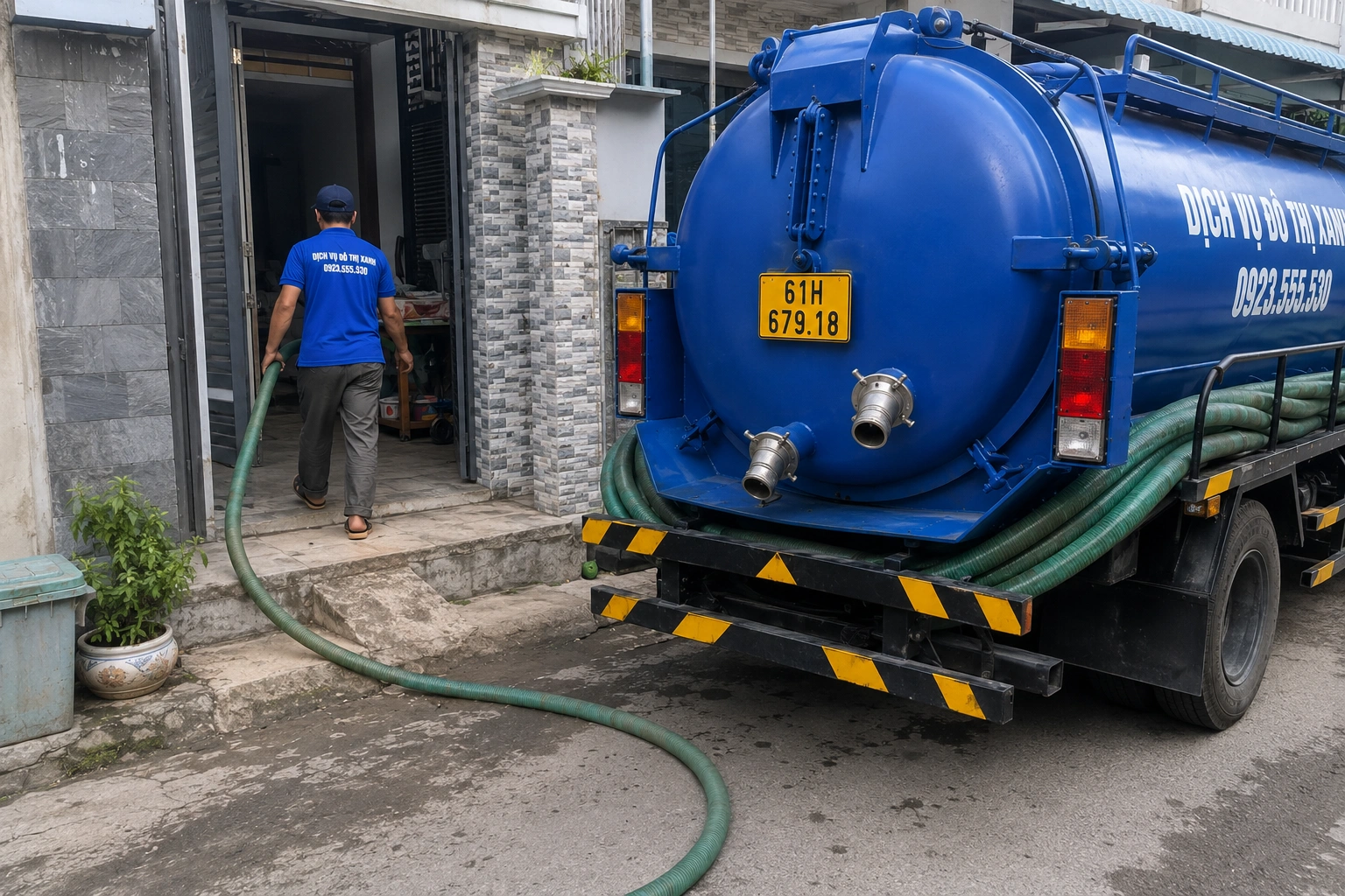 Kỹ thuật viên Đô Thị Xanh đo mực bùn để lập lịch hút hầm cầu định kỳ cho cơ sở sản xuất Tân Uyên