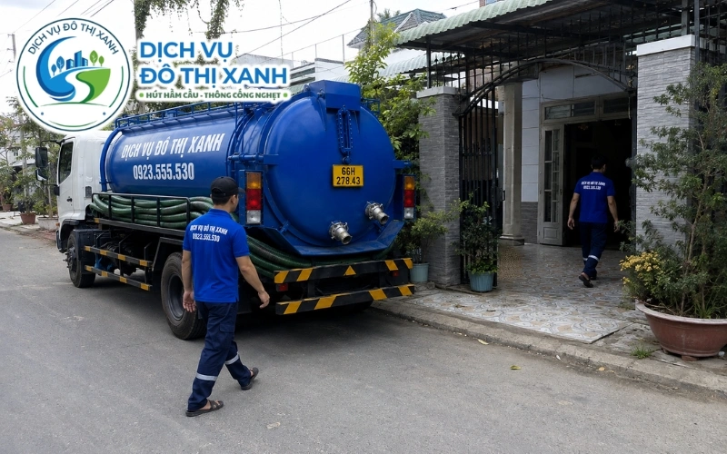 Chủ homestay kiểm tra hầm cầu trước mùa nước nổi tại Tam Nông