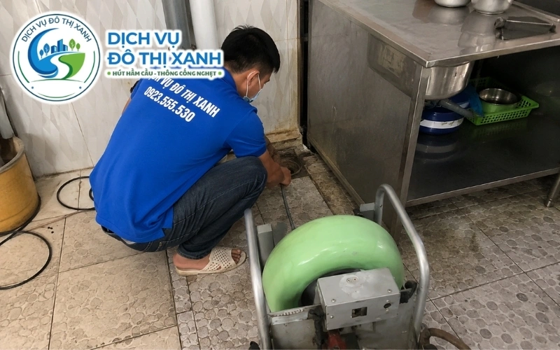 Đội Đô Thị Xanh dùng máy áp lực đẩy cát ra khỏi đường ống tại Vĩnh Châu