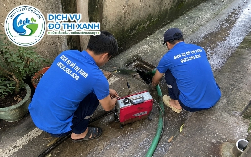 Kỹ thuật viên mang máy thông cống gọn nhẹ vào đường vườn hẹp tại Lai Vung
