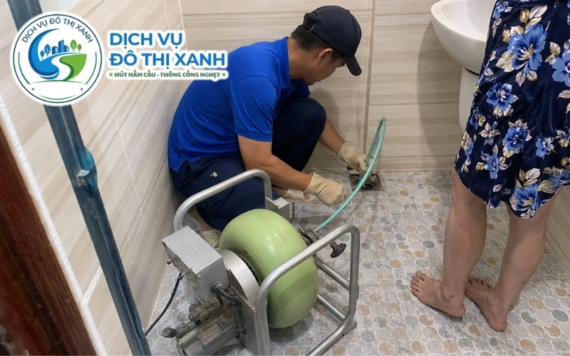 Thông cống nghẹt Mỹ Tú: Đô Thị Xanh soi ống, không bể 24/7 5 Nhân viên Đô Thị Xanh nạo bùn và rơm rác trong cống vùng kênh rạch Mỹ Tú