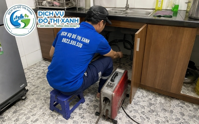 Đội Đô Thị Xanh nạo cống định kỳ cho chợ và quán xá tại Kiến Tường