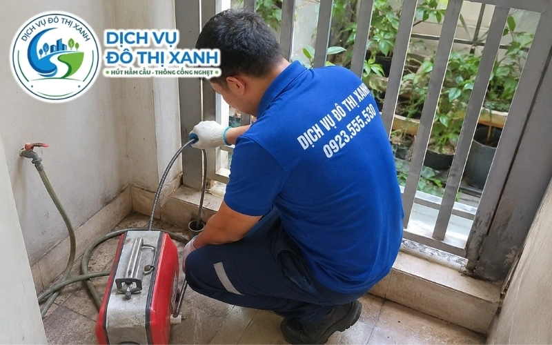 Đội thợ nạo bùn và vớt lục bình để khơi thông tuyến cống ven kênh Thủ Thừa