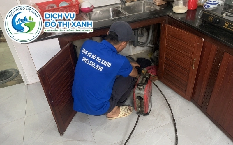 Nhân viên Đô Thị Xanh nạo vét và vệ sinh hố ga hộ gia đình tại Tân Hồng