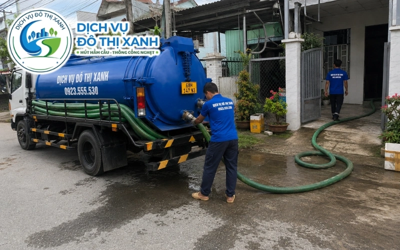Kỹ thuật viên kiểm tra hầm cầu bị xê dịch và nứt nền do đất than bùn tại U Minh Thượng