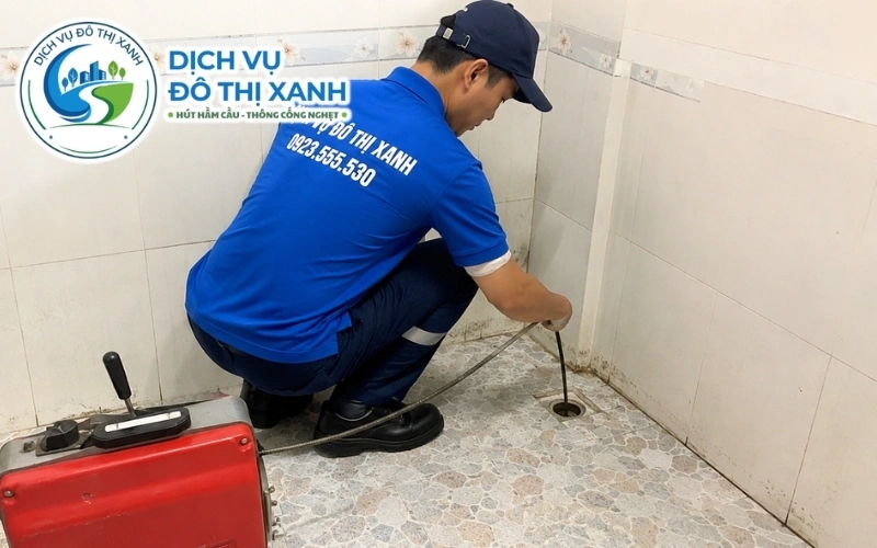 Thông cống nghẹt Tân An, Đô Thị Xanh chống ngập đô thị 24/7 2 Kỹ thuật viên Đô Thị Xanh kiểm tra hố ga bị rác bít gây ngập cục bộ tại Tân An