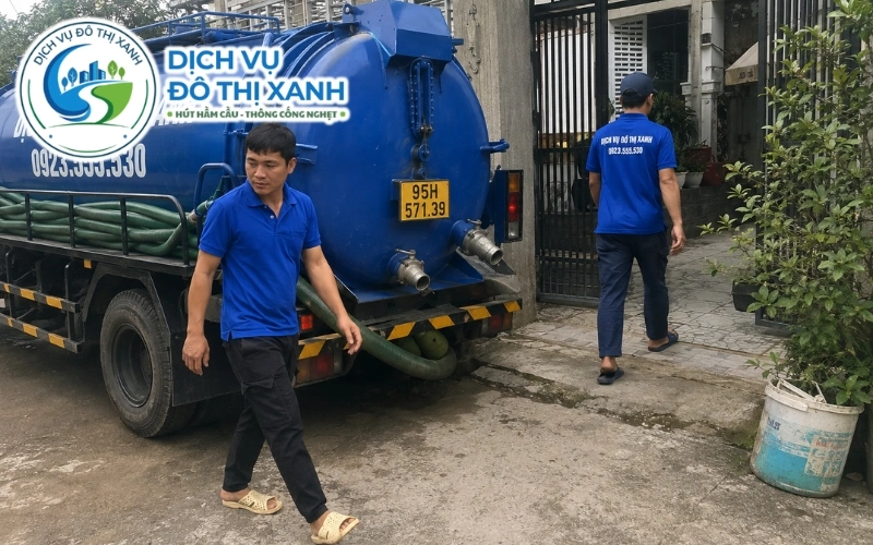 Kỹ thuật viên Đô Thị Xanh quay video nghiệm thu hầm cầu cho chủ trọ ở xa tại Châu Thành