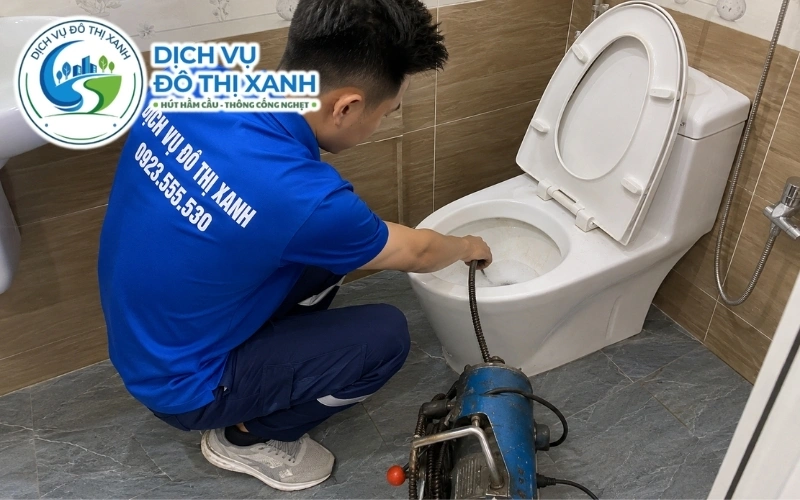 Kỹ thuật viên Đô Thị Xanh kiểm tra bồn cầu nhà bỏ trống lâu ngày tại Phú Giáo
