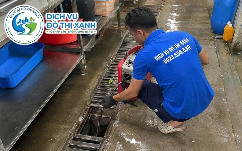 Nội quy và rây lọc giúp hạn chế rác, dầu mỡ đi xuống cống tại dãy trọ Trà Cú