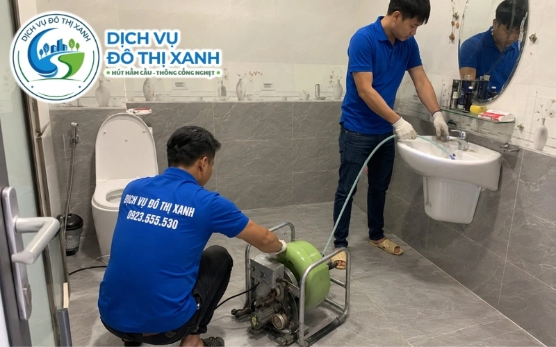 Nhân viên Đô Thị Xanh kiểm tra tình trạng nước kênh dâng cao làm cống thoát chậm tại Tân Hiệp