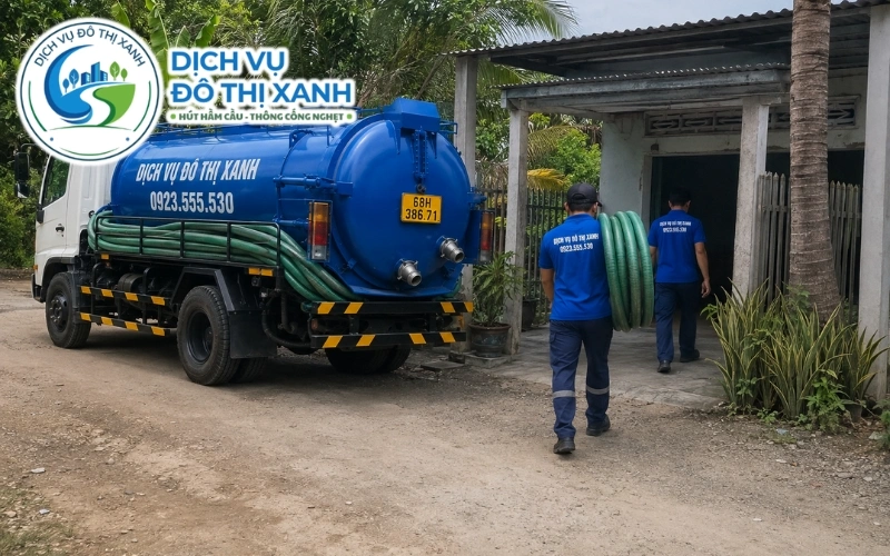 Kỹ thuật viên Đô Thị Xanh kiểm tra hầm cầu thoát chậm khi nước kênh dâng tại Tân Hiệp