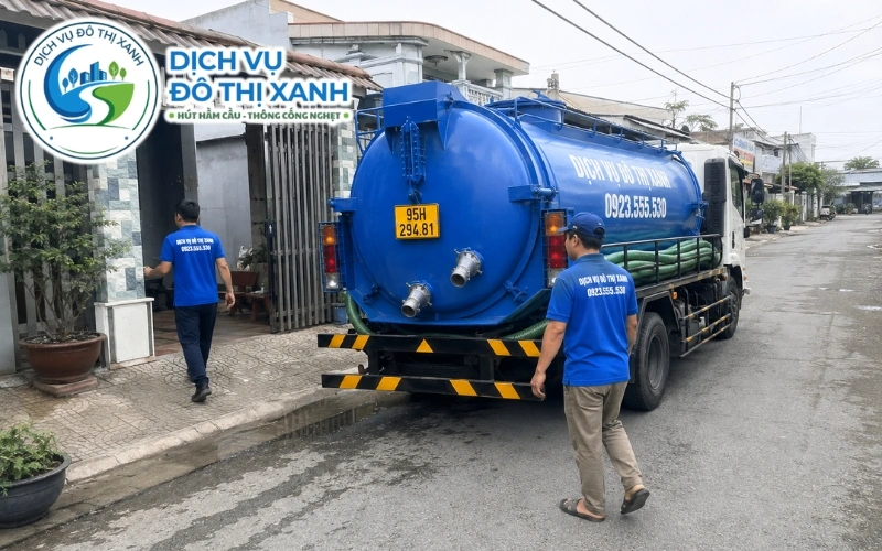 Kỹ thuật viên Đô Thị Xanh kiểm tra hầm cầu mau đầy trong mùa mặn tại Long Mỹ