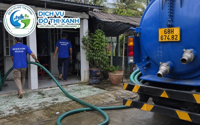Kỹ thuật viên Đô Thị Xanh kiểm tra hầm cầu bị ảnh hưởng bởi nước mặn tại An Minh
