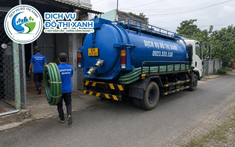 Kỹ thuật viên Đô Thị Xanh kiểm tra nước ngầm trong hầm cầu nhà ven kênh Tân Thạnh