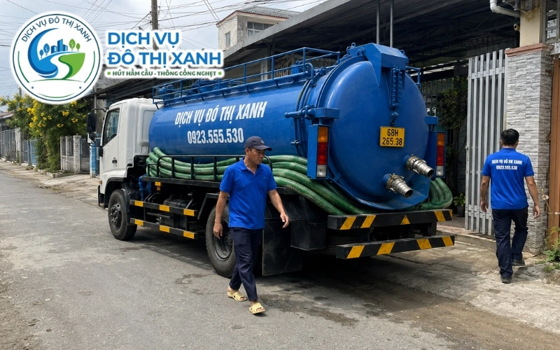 Kỹ thuật viên kiểm tra nước phèn thấm vào hầm và lớp bùn chưa phân hủy tại U Minh Thượng