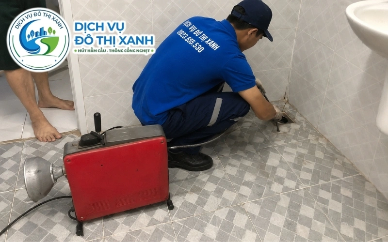 Camera soi thấy đoạn ống bị xe ba gác ép dẹt tại một nhà ở Phước Hòa Phú Giáo