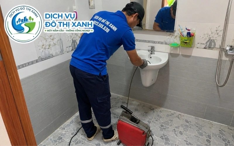 Kỹ thuật viên soi camera phát hiện đoạn ống bị võng do nền lún tại Bàu Bàng