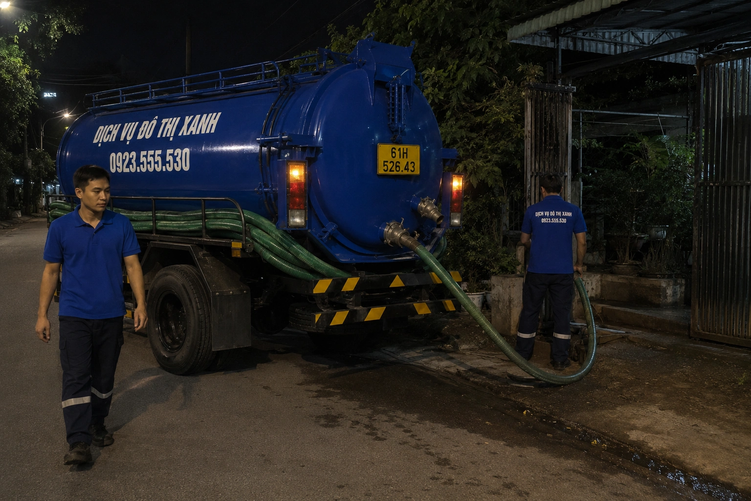 Hút hầm cầu Bắc Tân Uyên, Đô Thị Xanh có 2 phương án xe 4 Đội thợ Đô Thị Xanh kéo ống hút dài từ xe bồn vào hầm cầu nhà vườn Bắc Tân Uyên