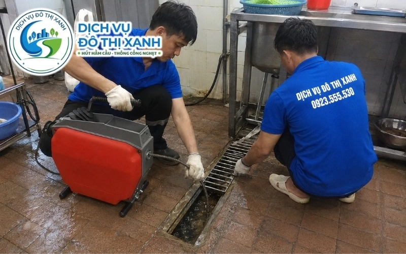 Kỹ thuật viên kiểm tra đoạn ống thoát lộ thiên bị nắng làm giòn và nứt tại Phú Giáo