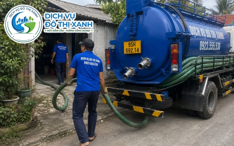 Nhân viên Đô Thị Xanh kiểm tra ống thoát dẫn ra vườn tại Vị Thủy