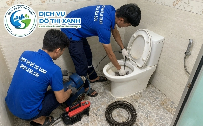 Kỹ thuật viên phân biệt bồn cầu nghẹt và bể tự hoại đầy tại Vũng Liêm