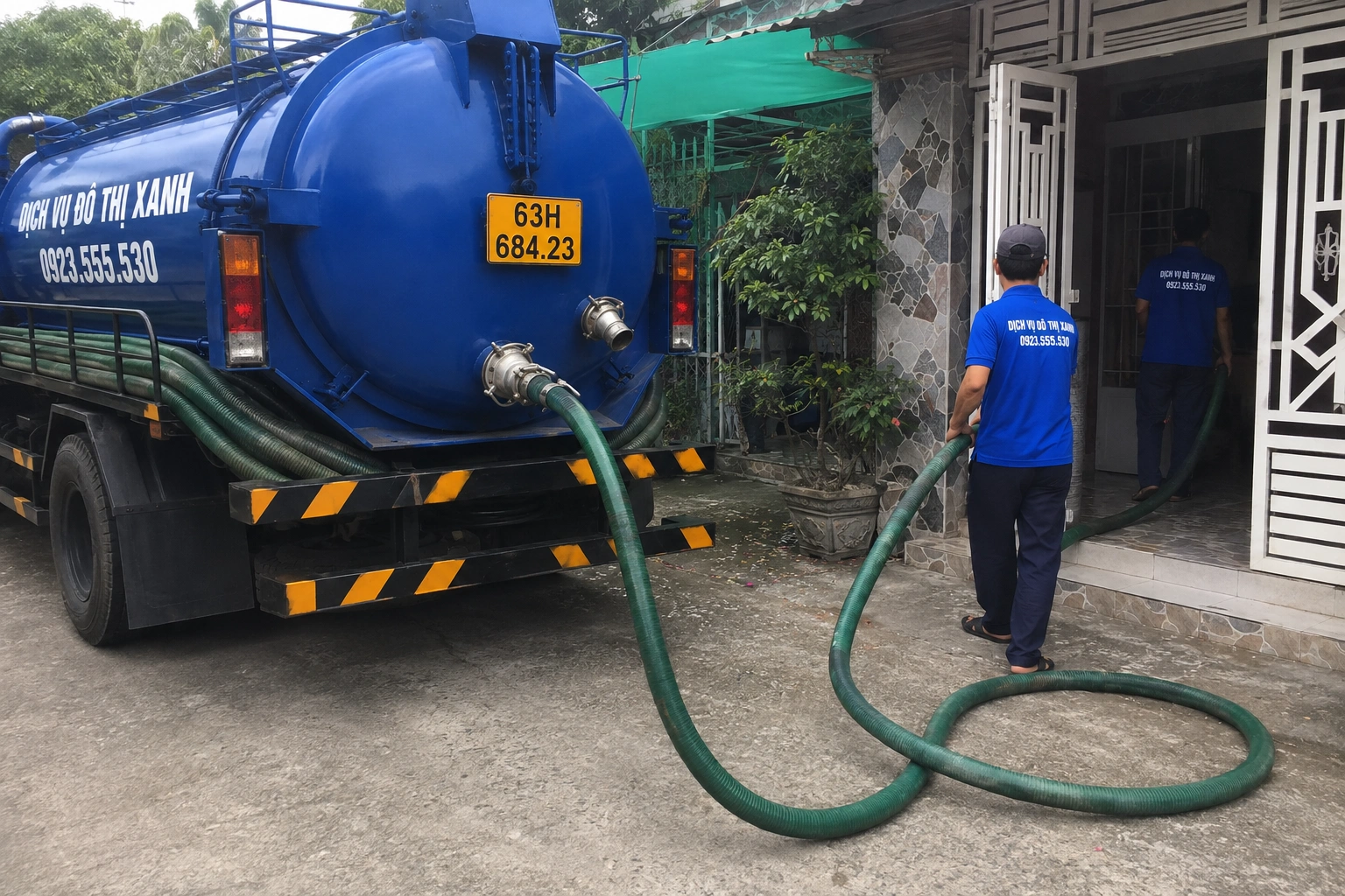 Kỹ thuật viên phân biệt bồn cầu nghẹt và hầm cầu đầy tại nhà dân Gò Công