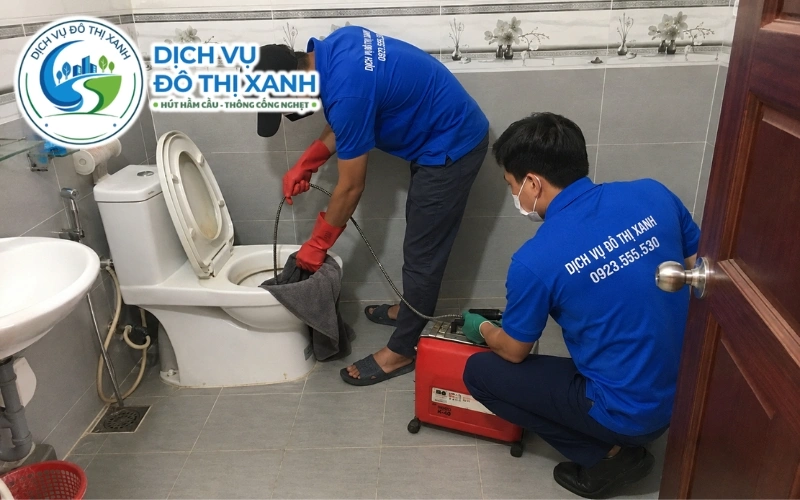 Kỹ thuật viên phân biệt bồn cầu xả yếu, tắc nghẹt và hầm đầy tại U Minh