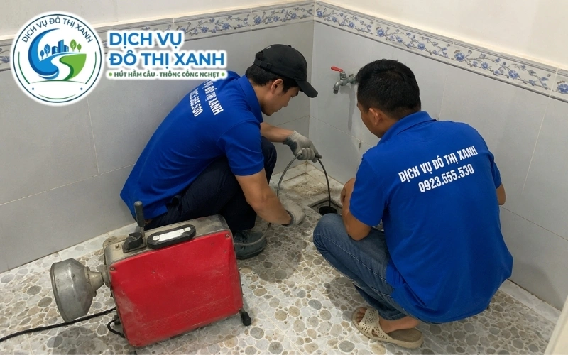 Nhân viên Đô Thị Xanh kiểm tra để phân biệt cống bếp nghẹt, bồn cầu tắc và hầm đầy tại Cần Đước