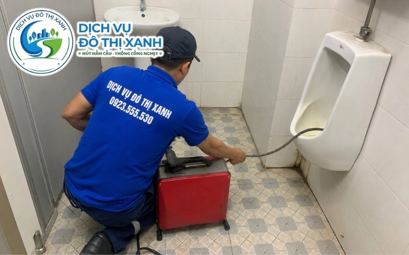 Kỹ thuật viên phân biệt cống nghẹt, bồn cầu tắc và hầm cầu đầy tại Hà Tiên
