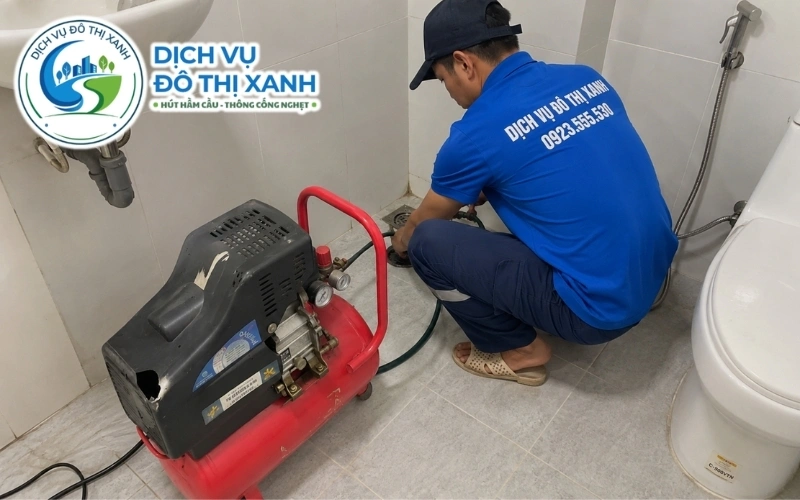 Kỹ thuật viên phân biệt cống nghẹt, bồn cầu tắc và hầm cầu đầy tại Châu Thành