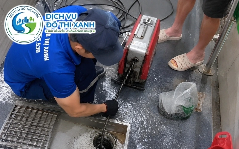 Kỹ thuật viên phân biệt cống nghẹt, bồn cầu tắc và hầm cầu đầy tại Tiểu Cần