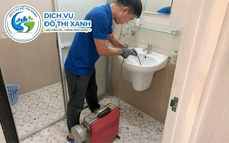 Nhân viên Đô Thị Xanh kiểm tra để phân biệt cống nghẹt, bồn cầu tắc và hầm đầy tại Duyên Hải