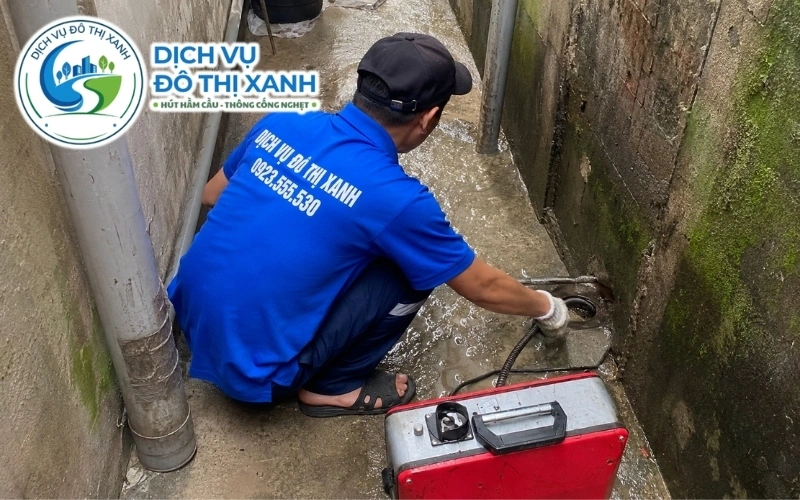 Nhân viên Đô Thị Xanh kiểm tra để phân biệt cống nghẹt, bồn cầu tắc và bể phốt đầy tại Thạnh Trị