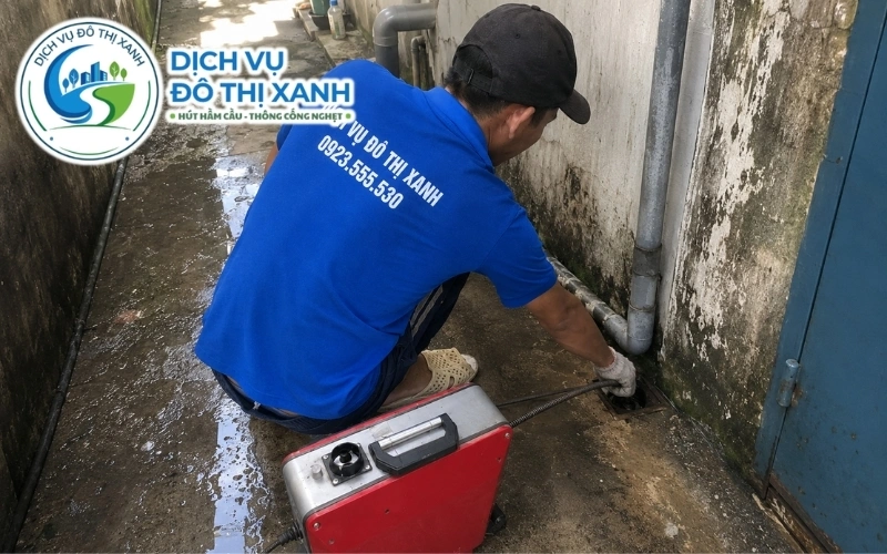 Kỹ thuật viên phân biệt cống mương nghẹt, bồn cầu tắc và hầm đầy tại Châu Thành