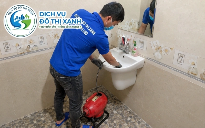 Kỹ thuật viên kiểm tra để phân biệt cống nghẹt và triều dội ngược tại Trà Ôn