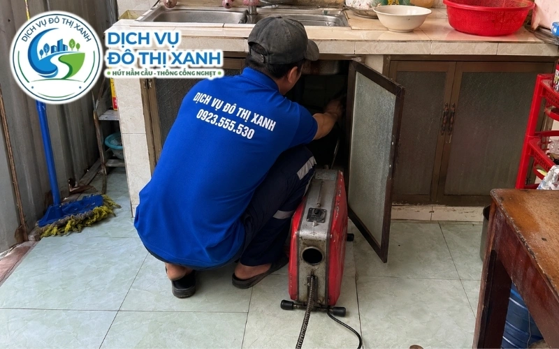Kỹ thuật viên phân biệt cống sân nghẹt, bồn cầu tắc và hầm cầu đầy tại Đức Huệ
