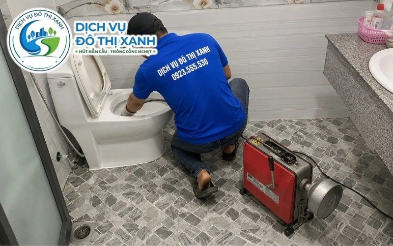 Kỹ thuật viên phân biệt bồn cầu nghẹt do vật lạ và bể tự hoại đầy tại Ngọc Hiển