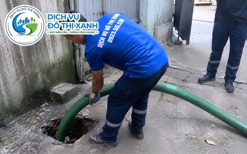 Nhân viên Đô Thị Xanh kiểm tra để phân biệt hầm đầy, bồn cầu nghẹt và cống tắc tại Tân Biên