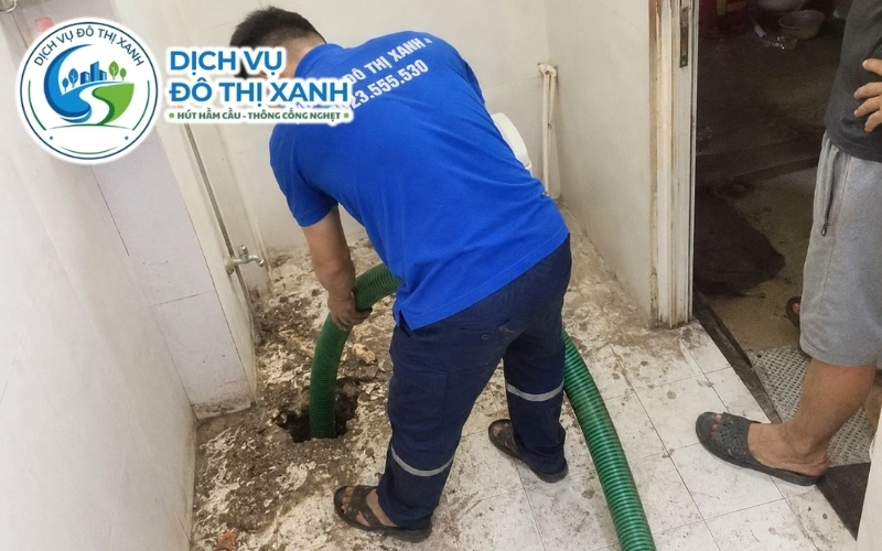 Kỹ thuật viên kiểm tra để phân biệt hầm cầu đầy, cống nghẹt và bồn cầu tắc tại An Minh