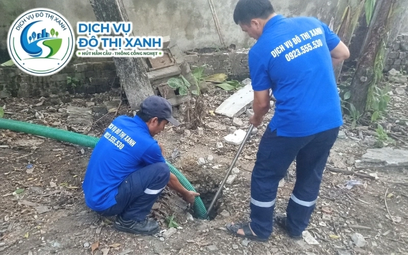 Kỹ thuật viên phân biệt hầm đầy, bồn cầu nghẹt và cống bị tắc tại Châu Thành