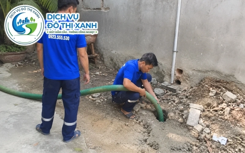 Kỹ thuật viên Đô Thị Xanh kiểm tra để phân biệt hầm cầu đầy và đường ống nghẹt tại Thuận An
