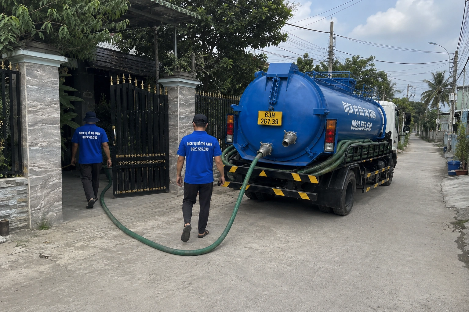Kỹ thuật viên Đô Thị Xanh kiểm tra để phân biệt hầm đầy, bồn cầu nghẹt và cống lắng cát tại Gò Công Đông