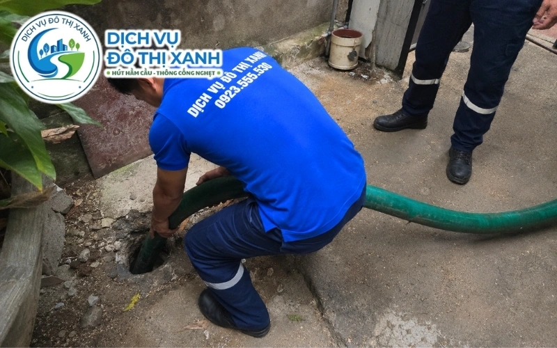 Kỹ thuật viên phân biệt hầm cầu đầy, bồn cầu nghẹt và cống tắc tại Lai Vung