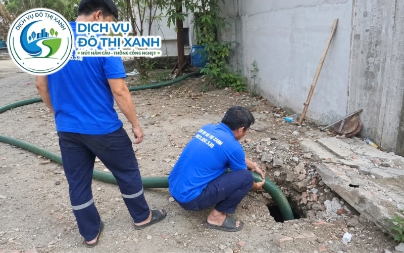 Kỹ thuật viên phân biệt hầm đầy và ống nghẹt do cặn muối tại Vĩnh Châu
