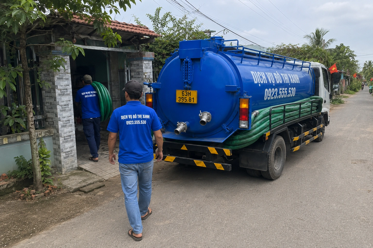 Hút hầm cầu Mỹ Tho, Đô Thị Xanh nhận ca đêm, báo giá 1 lần 2 Kỹ thuật viên kiểm tra hầm cầu ven rạch Bảo Định để phân biệt hầm đầy và ảnh hưởng triều tại Mỹ Tho