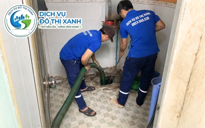 Kỹ thuật viên phân biệt hầm cầu đầy, bồn cầu nghẹt và cống nghẹt tại Trà Cú